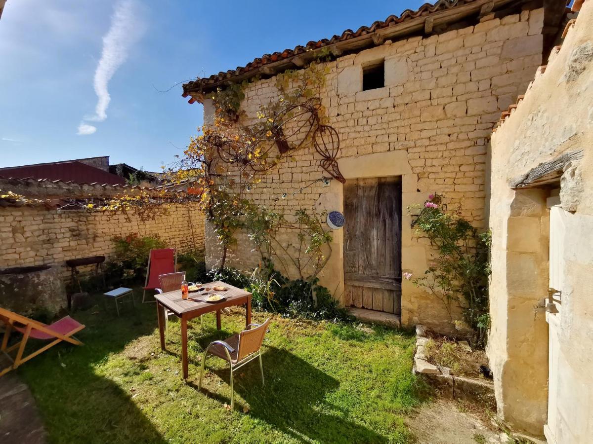 La Maison De Thomas Saint-Amant-de-Boixe Ngoại thất bức ảnh